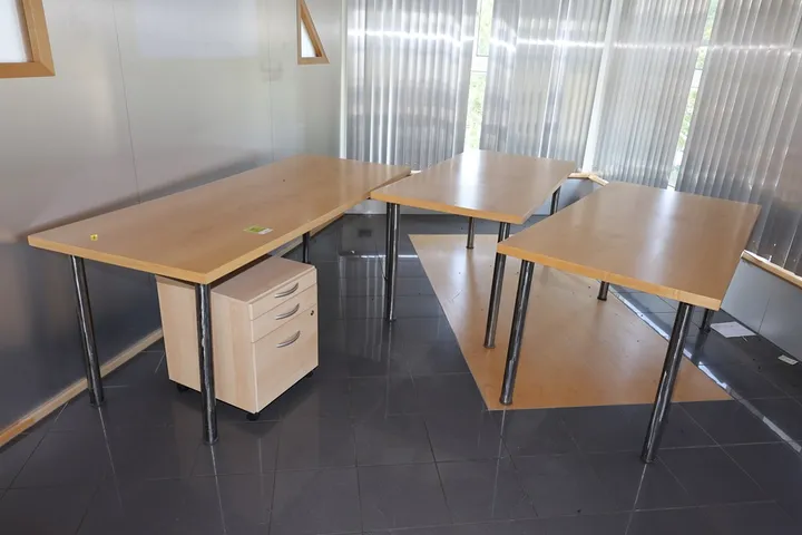 3 x Tisch, 1 x Rollcontainer Tischmaß: 195 x 80 x 75 cm